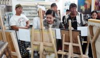 Ketua Dekranasda Bali Ny. Putri Koster meninjau karya seniman pada pembukaan Pameran Lukisan Aboedt Art di Lodtunduh, Ubud, Gianyar, Sabtu (14/2/2026).