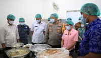 Wakil Bupati Klungkung Tjokorda Gde Surya Putra bersama Kapolres Klungkung AKBP Mikael Hutabarat meninjau langsung kesiapan fasilitas dan pengelolaan dapur dalam rangka Peresmian SPPG Polri serta Gudang Ketahanan Pangan Polres Klungkung di Desa Gunaksa, Kecamatan Dawan, Jumat (13/2).