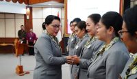 Ny. Seniasih Giri Prasta menyalami pengurus saat pengukuhan Ketua Forum PUSPA kabupaten/kota se-Bali di Wiswa Sabha Utama.