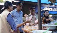 Wakil Bupati Klungkung, Tjokorda Gde Surya Putra bersama tim dari Balai Besar Pengawas Obat dan Makanan di Denpasar melakukan pengawasan langsung terhadap jajanan takjil di Pasar Senggol Semarapura, Kamis (26/2).