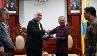 Gubernur Bali Wayan Koster menerima kunjungan Dubes AS Peter Mark Haymond di Kantor Gubernur Bali, Denpasar, Selasa (24/2/2026), membahas tata kelola pariwisata dan kerja sama bilateral.
