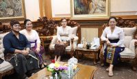 Ketua TP PKK Kota Denpasar Ny. Sagung Antari Jaya Negara (tengah) bersama Sekretaris Kota Denpasar Ny. Ayu Kristi Arya Wibawa saat menerima audiensi komunitas Bahana di Kantor Wali Kota Denpasar, membahas rencana Festival Imlek 2026.