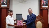 Gubernur Bali Wayan Koster menerima Wakil Duta Besar Kerajaan Arab Saudi untuk Indonesia, Mushari Mutlaq M. Althiyabi, di Kantor Gubernur Bali, Denpasar, Kamis (12/2/2026).
