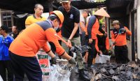 Wakil Bupati Klungkung, Tjokorda Gde Surya Putra, turun langsung memimpin aksi gotong royong pembersihan puing-puing sisa kebakaran di rumah milik I Wayan Suteja Buana, Banjar Budaga, Kelurahan Semarapura Kauh, Jumat (27/2/2026).