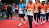 Gubernur Bali Wayan Koster mengikuti Sanur Bali International Half Marathon 2026 di Pantai Mertasari, Sanur, Denpasar, Minggu (8/2/2026).