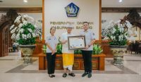 Bupati Adi Arnawa saat menerima penghargaan yang diraih 3 OPD di Pemkab Badung sebagai Wilayah Birokrasi Bersih dan Melayani dari KemenPAN-RB, Rabu (18/2).
