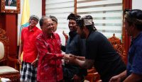 Gubernur Bali Wayan Koster saat menerima audensi jajaran Bali Transport Bersatu (BTB) di Ruang Tamu Kantor Gubernur Bali, Renon, Denpasar, Senin (23/2/2026). Foto: dok/Pemprov Bali.