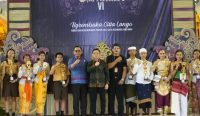 Bupati Klungkung, I Made Satria, didampingi jajaran dan panitia, berfoto bersama para pemenang lomba usai menutup kegiatan Spensapura Art Festival (SAF) VI Tahun 2026 yang diselenggarakan oleh SMP Negeri 1 Semarapura di Balai Budaya Ida Dewa Agung Istri Kanya, Jumat (27/2).