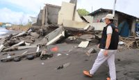 Bupati Klungkung I Made Satria meninjau langsung dampak abrasi pantai di kawasan Pantai Monggalan, Desa Kusamba, Minggu (1/2/2026).
