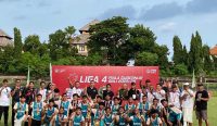 Wakil Gubernur Bali I Nyoman Giri Prasta menyerahkan bonus kepada tim juara pada penutupan Liga 4 PSSI Piala Gubernur Bali 2025/2026 di Stadion I Gusti Ngurah Rai, Denpasar.