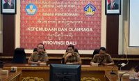 Kadis Dikpora Provinsi Bali Ida Bagus Gde Wesnawa Punia memimpin rapat pembahasan beasiswa SMA/SMK Kabupaten Badung Tahun Ajaran 2026/2027 di Kantor Disdikpora Provinsi Bali, Senin (25/2/2026).