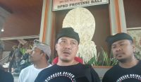 Foto: Perwakilan Forum Perjuangan Driver Pariwisata Bali mendatangi kantor DPRD Bali. Sumber: Yulius N/wacanabali.com