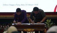 Bupati Klungkung, I Made Satria, menandatangani perjanjian kerja sama dengan Kejaksaan Negeri Klungkung tentang pemenuhan hak administrasi kependudukan bagi anak terlantar, Selasa (24/2),