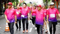 Gubernur Bali Wayan Koster mengikuti Denpasar Fun Run 6K 2026 bersama jajaran Pemerintah Kota Denpasar di kawasan Jalan Gajah Mada, Sabtu (14/2/2026).