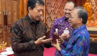 Wayan Koster (kanan) menerima dan mengamati contoh produk arak Bali saat bertemu dengan pelaku usaha dan koperasi arak di Gedung Kertha Sabha, Jayasabha, Denpasar, Rabu (11/3/2026).