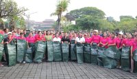 Foto: Pembagian compost bag di banjar-banjar untuk mendukung sistem pengelolaan sampah berbasis sumber. Sumber: Ist.
