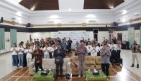 Foto: Jajaran manajemen dan pegawai berkumpul dalam kegiatan Inspeksi Siaga Kelistrikan 2026 yang dirangkai dengan Safari Ramadan di ruang pertemuan PLTDG Pesanggaran.