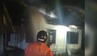 Petugas Damkar Jembrana berjibaku memadamkan api yang membakar rumah warga di Kelurahan Baler Balai Agung, Kamis (05/03/26) sumber wacanabali/dika