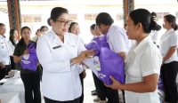 Ketua Tim Pembina (TP) Posyandu Provinsi Bali, Putri Koster pada acara Aksi Sosial TP Posyandu Provinsi Bali bertajuk Membina dan Berbagi di Kecamatan Kubu dan Kecamatan Abang, Kabupaten Karangasem, Senin (2/3/2026). Foto: dok/Pemprov Bali.