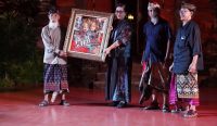 Putri Suastini Koster membuka pameran seni rupa “Tutur Ayu” di Griya Santrian Art Gallery, Sanur, Jumat (6/3/2026)