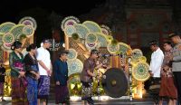 Bupati Klungkung I Made Satria secara resmi membuka Lomba Ogoh-Ogoh Antar Kecamatan se-Kabupaten Klungkung dengan pemukulan gong di Alun-Alun Ida Dewa Agung Jambe, Jumat (13/3).
