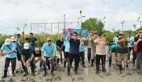 Foto: Wakil Gubernur Bali, I Nyoman Giri Prasta tanam mangrove bersama SMSI Bali di Arboretum Park, Tahura Ngurah Rai, Denpasar, Senin (9/3/2026). Sumber: Yulius N/wacanabali.com