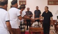Gubernur Bali Wayan Koster menerima audiensi komunitas driver online Taruna Nusa Dua Citraloka (TNDC) di Jayasabha, Denpasar, Minggu (8/3).