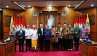 Wayan Koster bersama pejabat pemerintah pusat, kepala daerah, dan perwakilan investor berfoto bersama usai rapat percepatan pembangunan fasilitas Pengolahan Sampah menjadi Energi Listrik (PSEL) Bali.