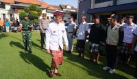 Bupati Klungkung, I Made Satria, melakukan pengecekan pasukan saat memimpin Apel Gelar Pasukan Operasi Ketupat 2026 di Lapangan Mako Polres Klungkung, Kamis (12/3).
