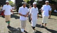 Gubernur Bali Wayan Koster bersama Sekretaris Daerah Provinsi Bali Dewa Made Indra, Bupati Klungkung I Made Satria, dan Wakil Bupati Klungkung Tjokorda Gde Surya Putra menghadiri persembahyangan bersama dalam rangka Rahina Suci Tumpek Wayang di Pura Agung Kentel Gumi, Sabtu (15/3).