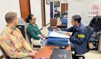 Foto: Luzian Andrin pria warga negara Swiss saat diperiksa di Polda Bali. Sumber: Ist.