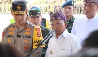 Apel Gelar Pasukan Operasi Kepolisian Terpusat “Ketupat 2026” dalam rangka pelayanan perayaan Nyepi Tahun Saka 1948 dan Idul Fitri 1447 Hijriah bersama Kapolda Bali, di Lapangan Iptu Soetardjo Mako Brimob Tohpati, Kamis (12/3/2026). Foto: dok/Pemprov Bali.