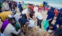 Bupati Adi Arnawa bersama Ketua TP PKK Ny. Rasniathi Adi Arnawa saat mengikuti Korve Aksi Bersih sampah di Pantai Jimbaran, Kelurahan Jimbaran, Kuta Selatan, Kamis (5/3).