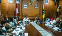 Wabup Badung Bagus Alit Sucipta saat memimpin Rapat Koordinasi HLM TPID Kabupaten Badung di Ruang Nayaka Gosana I, Puspem Badung, Kamis (5/3).