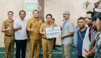 Bupati Adi Arnawa bersama Wabup Bagus Alit Sucipta secara simbolis menyerahkan Bantuan Sosial keagamaan sebesar Rp. 2 Juta Per KK Menjelang Hari Raya Idul Fitri kepada masyarakat yang beragama Islam, di Musholla Nurul Hikmah, Banjar Kwanji, Desa Dalung, Kuta Utara, Senin (9/3).