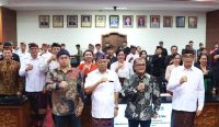 Gubernur Bali Wayan Koster memimpin Rapat Koordinasi Program Pemberantasan Tindak Pidana Korupsi di Inspektorat Provinsi Bali, Denpasar, Kamis (12/3)