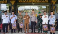 Bupati Klungkung I Made Satria bersama Kapolres Klungkung Mikael Hutabarat berfoto bersama dengan tokoh masyarakat usai kegiatan pelepasan peserta mudik gratis di halaman Polres Klungkung, Senin (16/3).