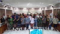 Bupati Klungkung, I Made Satria, berfoto bersama jajaran Tim Pengendalian Inflasi Daerah (TPID) dan instansi terkait usai menutup kegiatan High Level Meeting (HLM) dan Capacity Building TPID Kabupaten Klungkung di Ruang Rapat Praja Mandala, Kamis (12/3/2026).