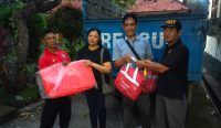 Petugas Dinas Sosial, Pemberdayaan Perempuan dan Perlindungan Anak Provinsi Bali menyalurkan bantuan bufferstock bencana alam kepada masyarakat terdampak di Kabupaten Buleleng sebagai bagian dari respon cepat penanganan darurat.
