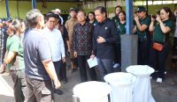 Gubernur Bali Wayan Koster bersama Menteri Lingkungan Hidup RI Hanif Faisol Nurofiq meninjau pengelolaan sampah di TPS3R Abirupa Pertiwi, Badung, Kamis (5/3/2026).