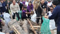 Gubernur Bali Wayan Koster bersama Menteri Lingkungan Hidup RI Hanif Faisol Nurofiq memimpin aksi Korve Bersih Sampah di Pantai Jimbaran, Badung, Kamis (5/3/2026).