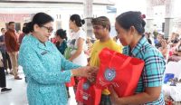 Ketua TP PKK Provinsi Bali Putri Suastini Koster saat kegiatan aksi sosial “Bergerak dan Berbagi” di salah satu desa di Kabupaten Buleleng, Jumat (6/3/2026).