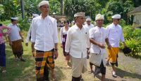 Bupati Klungkung I Made Satria didampingi Wakil Bupati Tjokorda Gde Surya Putra bersama jajaran melakukan peninjauan dan menghadiri kegiatan persembahyangan di Desa Sulang, Rabu (24/3).