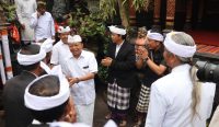Gubernur Bali Wayan Koster saat menghadiri secara langsung prosesi Bakti Caru Resi Gana dan Pemelaspas Bale Pemaruman di Pura Alas Arum Batur, Selasa (3/3/2026). Foto: dok/Pemprov Bali.
