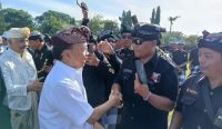 Foto: Gubernur Bali, Wayan Koster saat bersalaman dengan Pecalang usai Gelar Agung Pecalang Tahun 2026 di Lapangan Renon, Sabtu (7/3/2026). Sumber: Yulius N/wacanabali.com