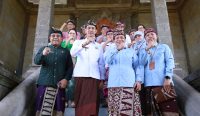 Wakil Bupati Klungkung Tjokorda Gde Surya Putra didampingi Sekretaris Daerah Anak Agung Lesmana berfoto bersama tim Badan Pengawasan Keuangan dan Pembangunan (BPKP) Perwakilan Provinsi Bali usai audiensi di Ruang Rapat Bupati Klungkung, Kamis (12/3).