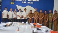 Bupati Klungkung I Made Satria didampingi Wakil Bupati Klungkung Tjokorda Gde Surya Putra dan Sekretaris Daerah Kabupaten Klungkung Anak Agung Gede Lesmana melaksanakan audiensi dengan jajaran Kantor Wilayah Direktorat Jenderal Pajak (DJP) Bali di Denpasar, Senin (9/3/2026).