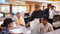 Sekda Kota Denpasar, I Gusti Ngurah Eddy Mulya saat melaksanakan kunjungan ke sejumlah titik layanan publik, Selasa (24/3/2026). Foto: dok/Pemkot Denpasar