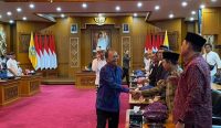 Gubernur Bali Wayan Koster saat menyalami peserta rapat kordinasi yang digelar di Gedung Kerthasabha, Jayasabha, Denpasar, Rabu (11/3/2026).