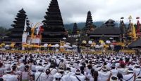 Suasana persembahyangan di Pura Besakih. Foto: dok/pribadi.